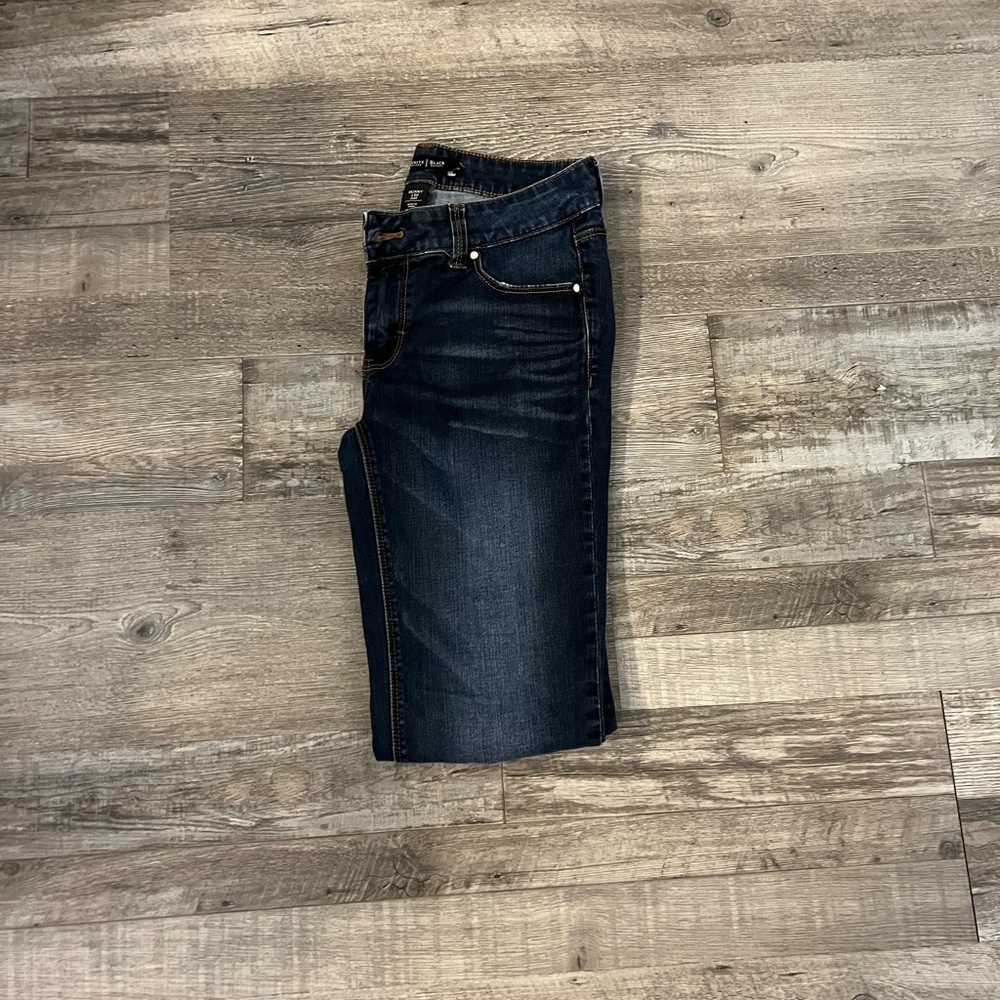 🖤 White House Black Market Distressed Jeans 🖤